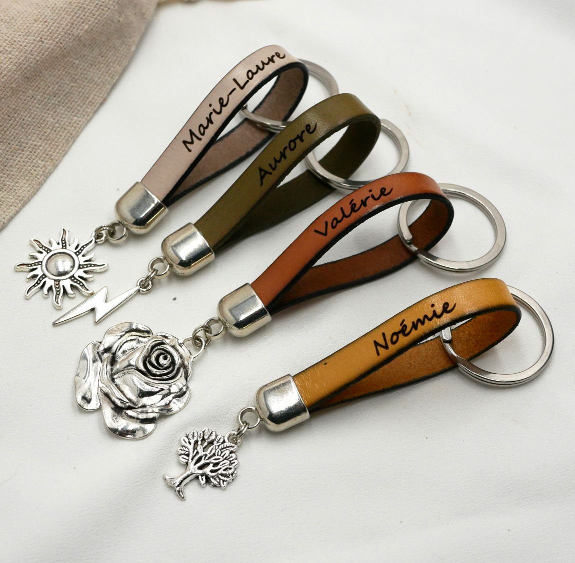 Bijou : Porte-clefs en cuir à personnaliser par gravure avec pendentif au  choix