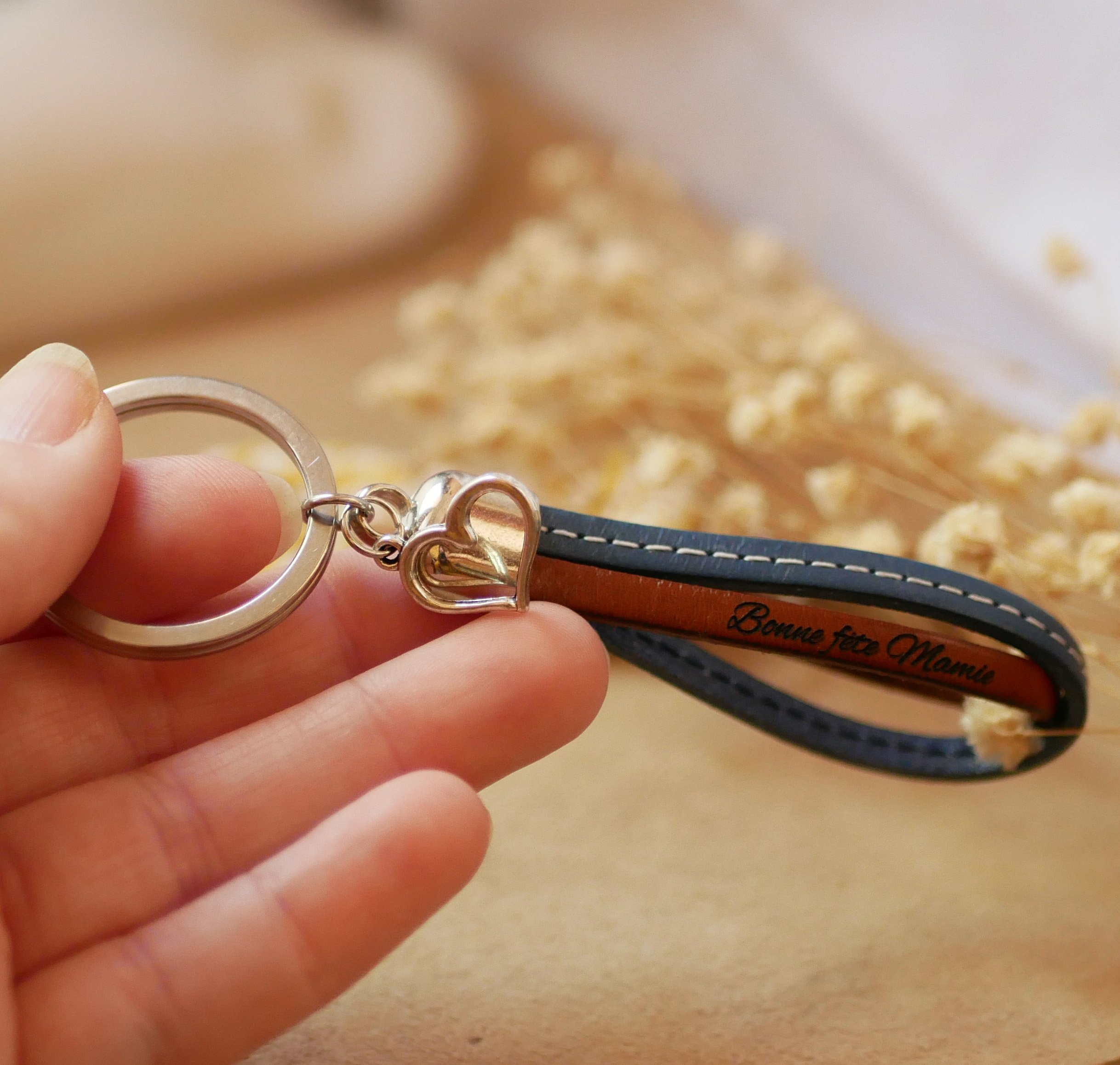 Porte-clefs double cuir à personnaliser par gravure avec pendentif au choix