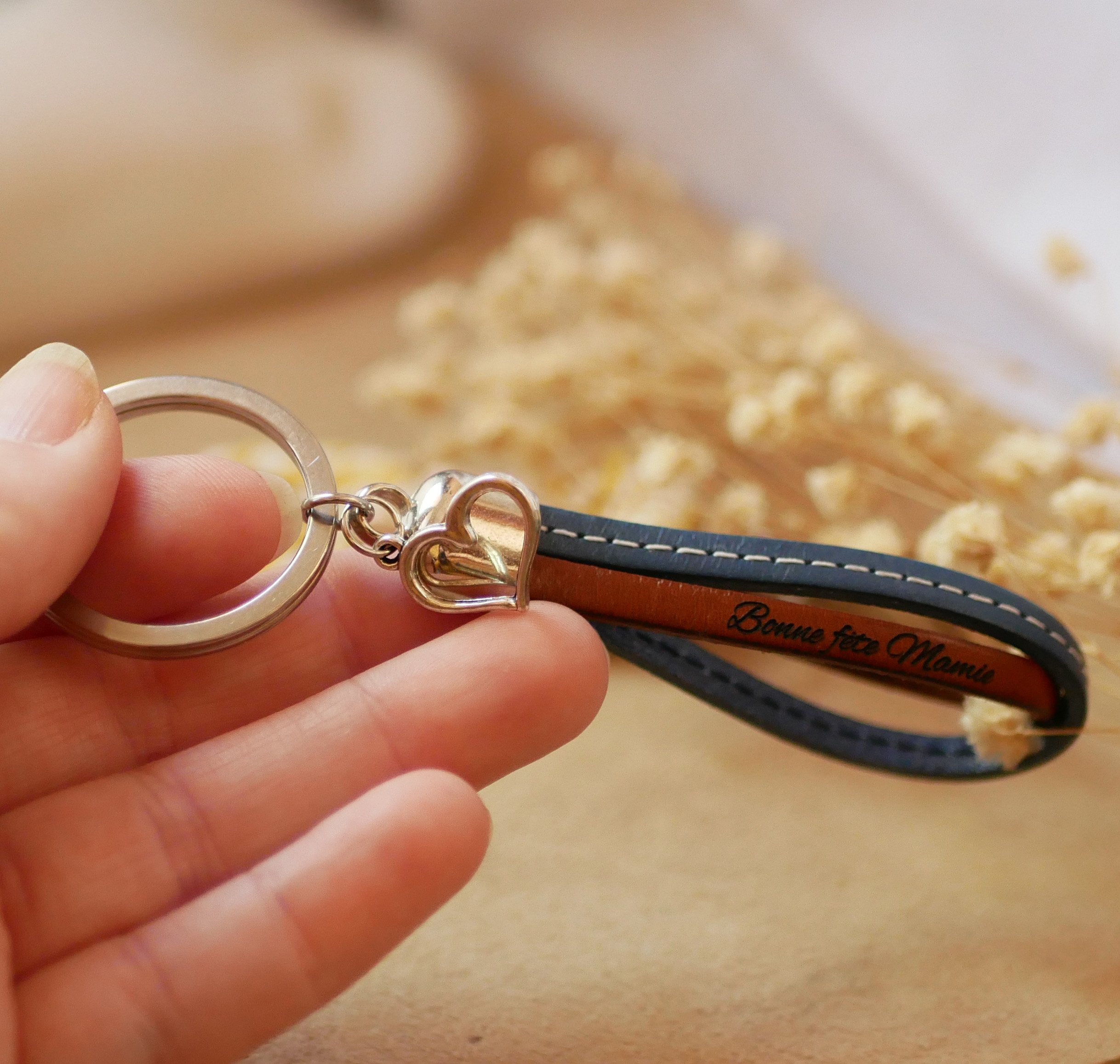 Porte-clefs double cuir &agrave; personnaliser par gravure avec pendentif au choix