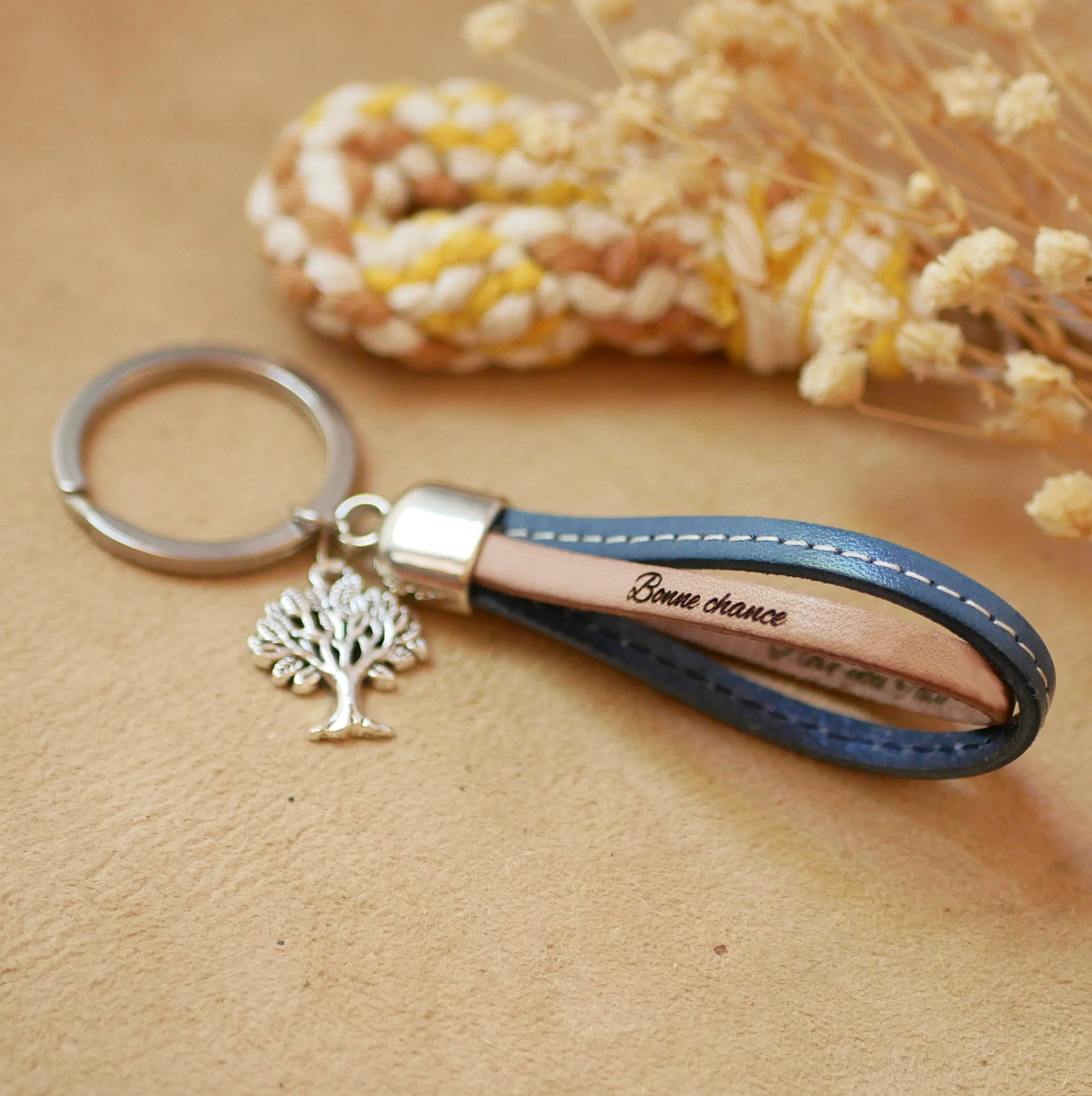 Porte-clefs double cuir &agrave; personnaliser par gravure avec pendentif au choix