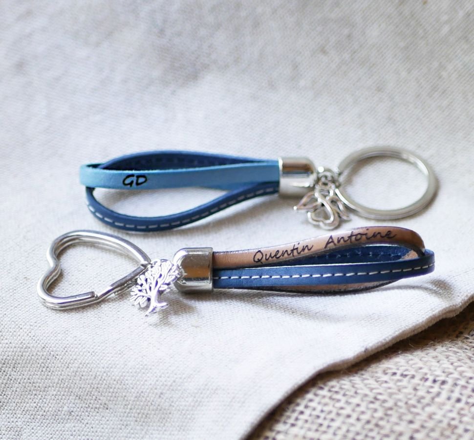 Porte-clefs double cuir à personnaliser par gravure avec pendentif au choix