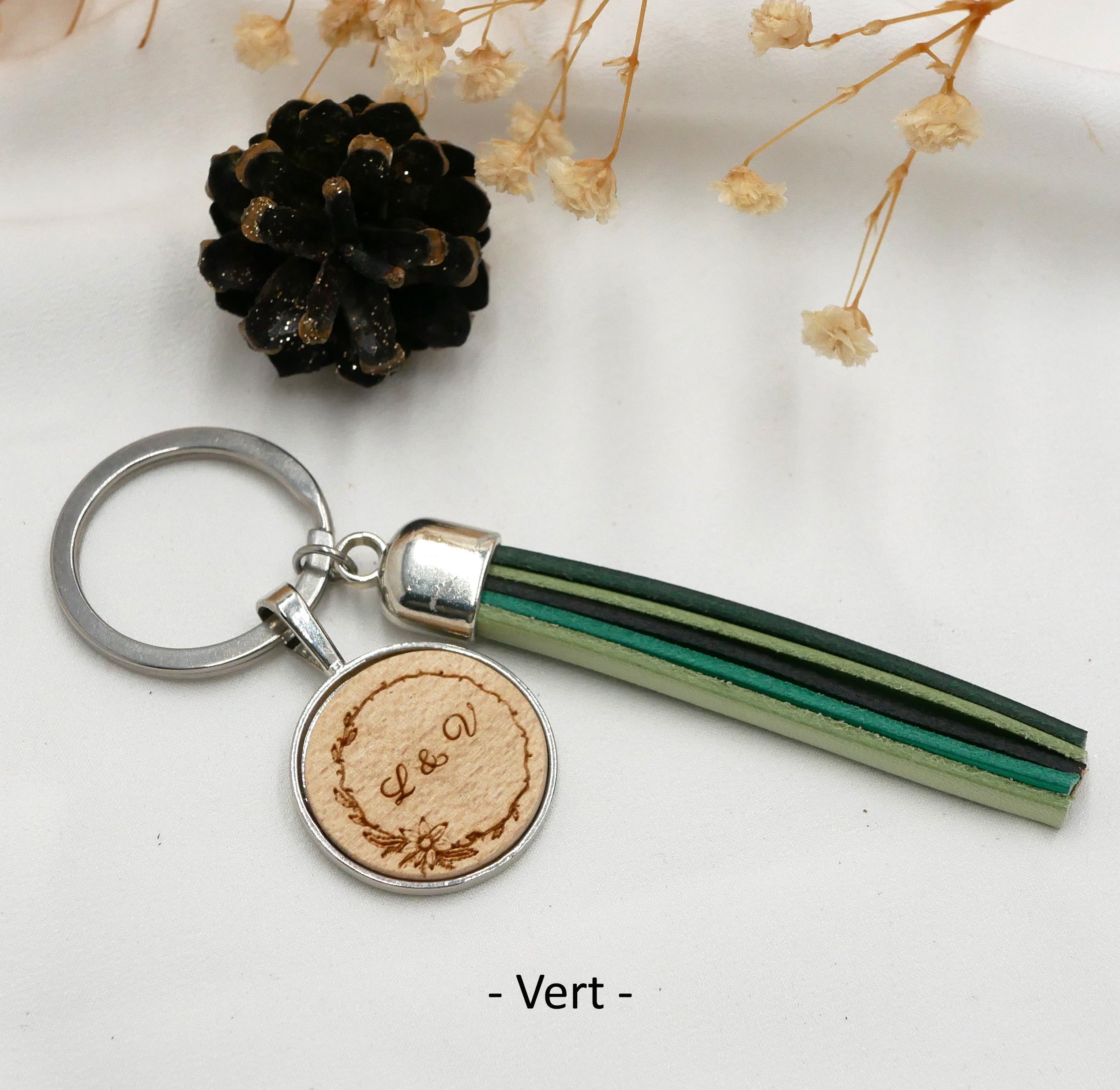 Porte-cl&eacute;s bijou en cuir et bois personnalis&eacute; pompon de cuirs et cabochon grav&eacute;