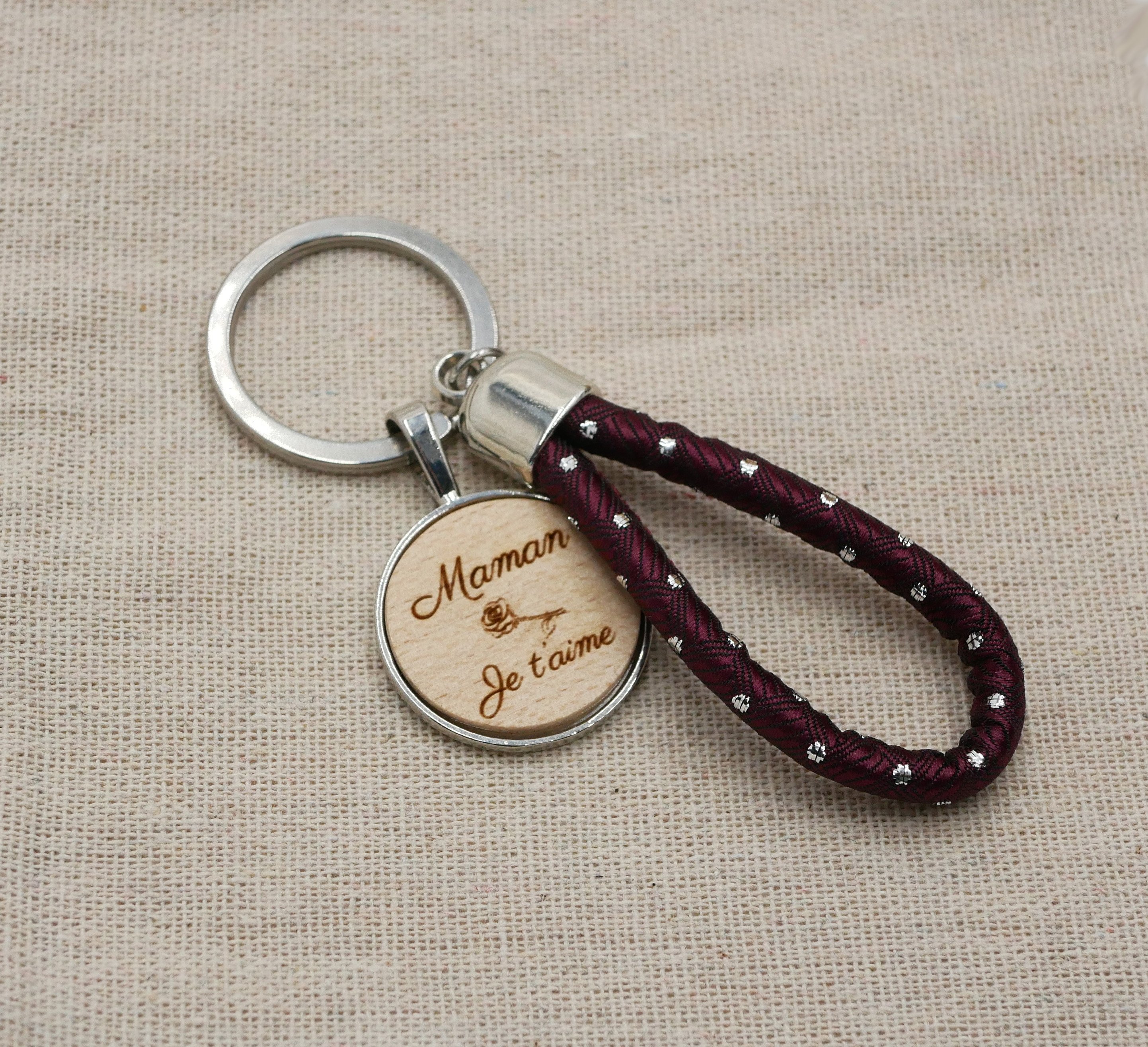 Porte-cl&eacute;s cabochon en bois grav&eacute; personnalis&eacute; et boucle en corde couleur au choix