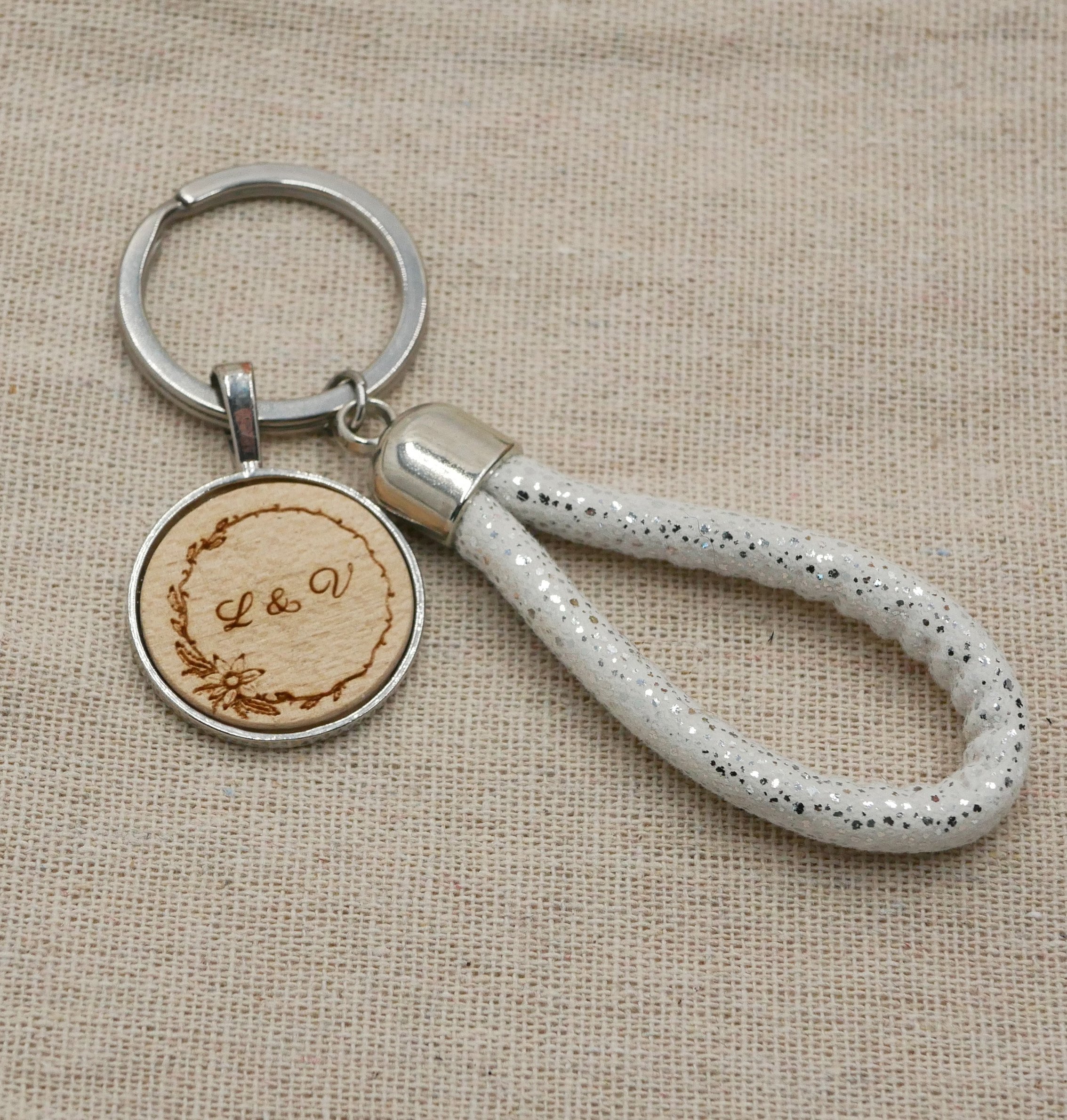 Porte-cl&eacute;s cabochon en bois grav&eacute; personnalis&eacute; et boucle en corde couleur au choix