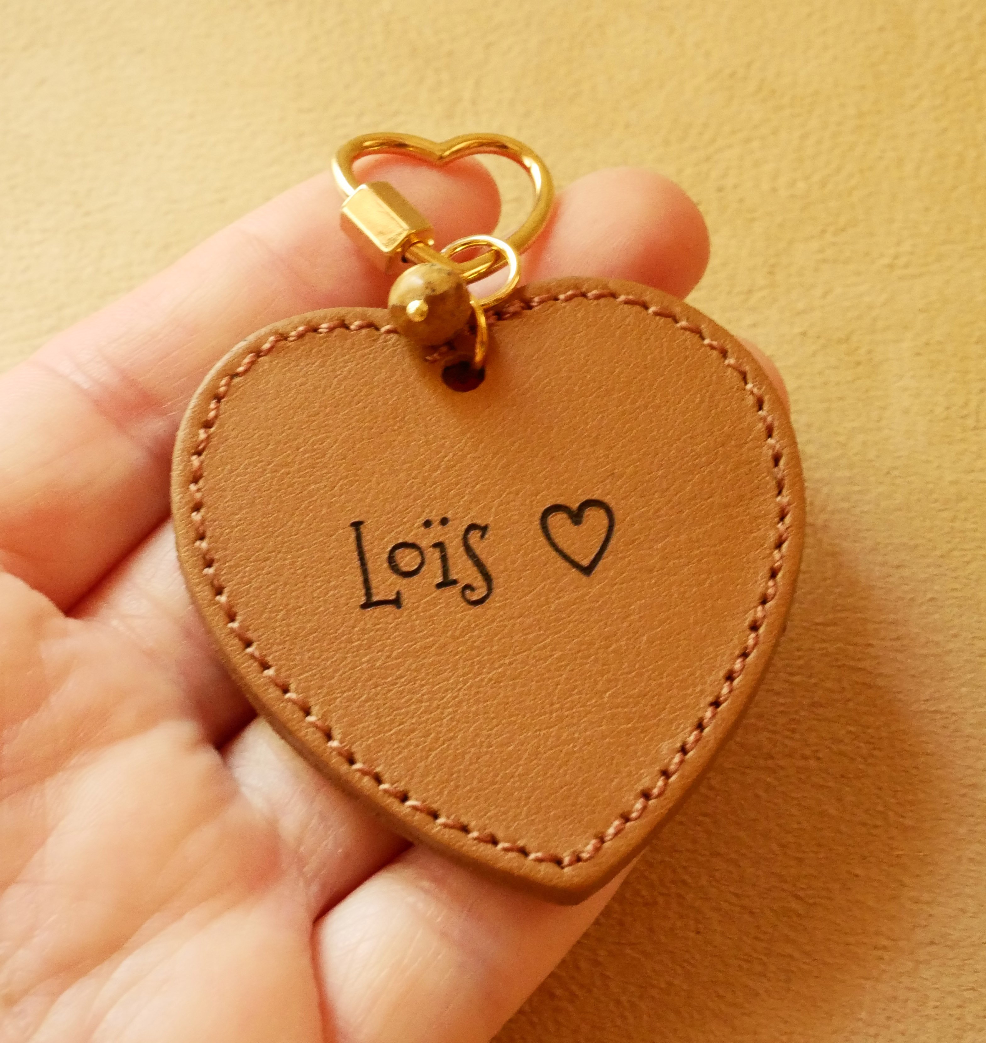 Porte-cl&eacute;s au gros coeur en cuir &agrave; graver et personnaliser