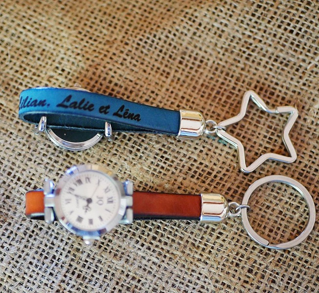 Porte-cl&eacute; en cuir avec cadran montre personnalisable 