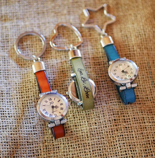 Porte-cl&eacute; en cuir avec cadran montre personnalisable 