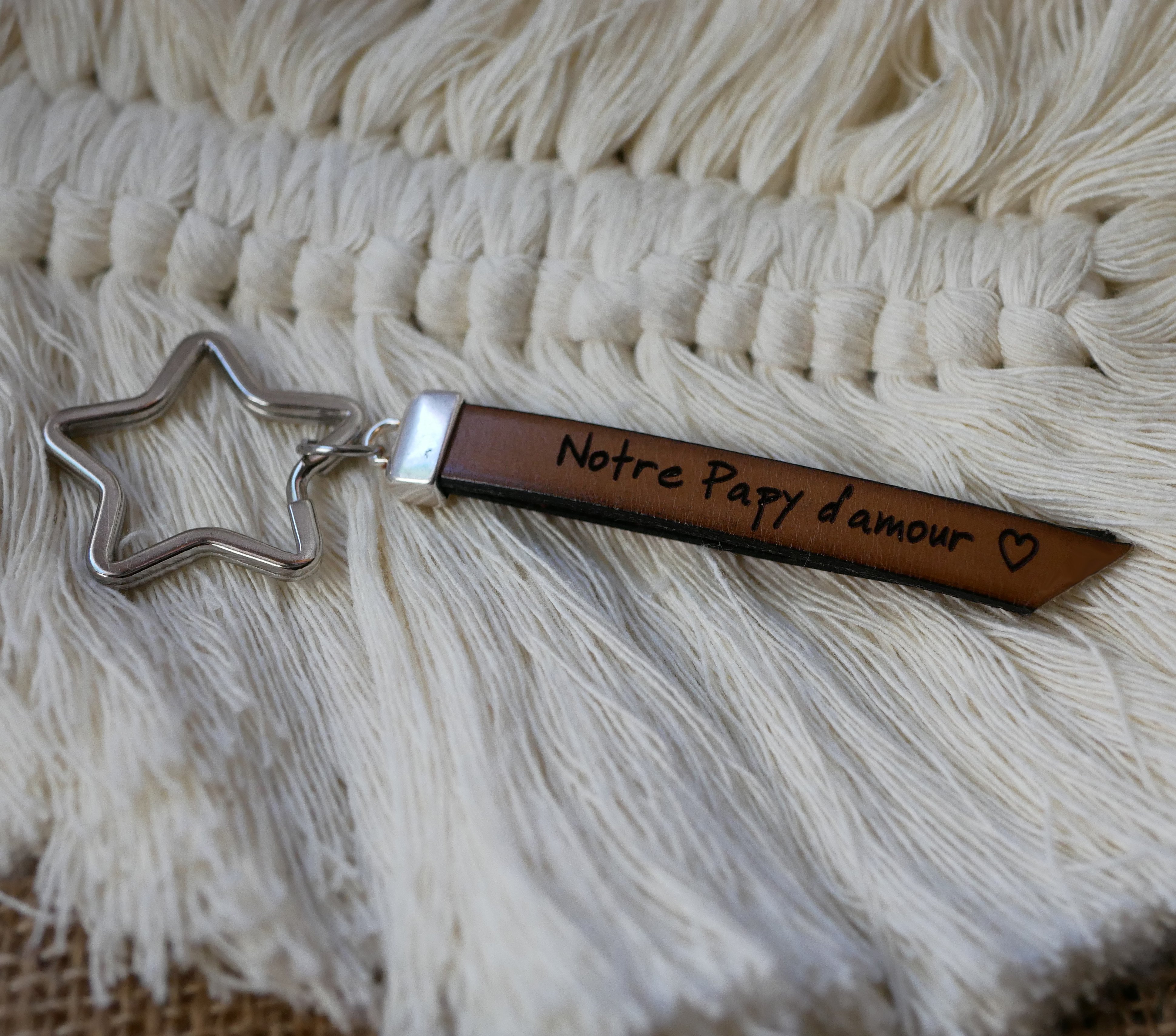 Porte-cl&eacute;s en cuir double plat &agrave; personnaliser d'un nom t&eacute;l&eacute;phone message