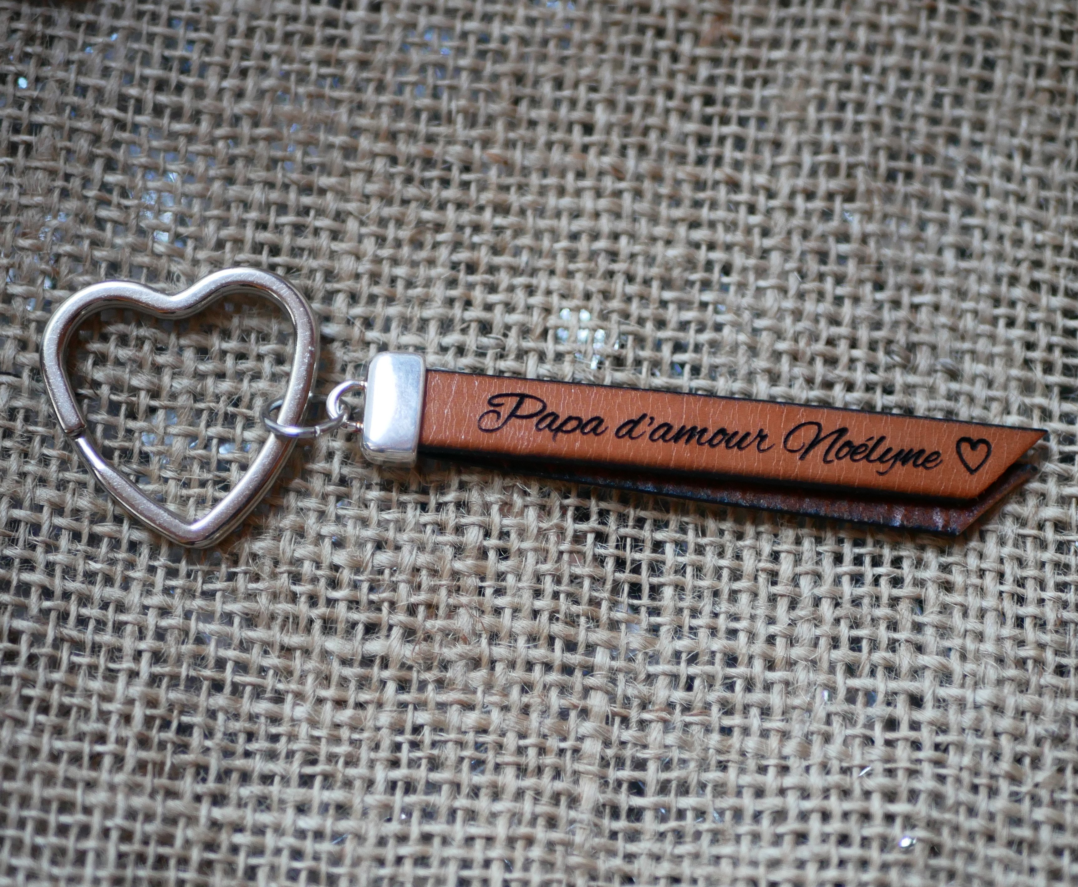 Porte-cl&eacute;s en cuir double plat &agrave; personnaliser d'un nom t&eacute;l&eacute;phone message