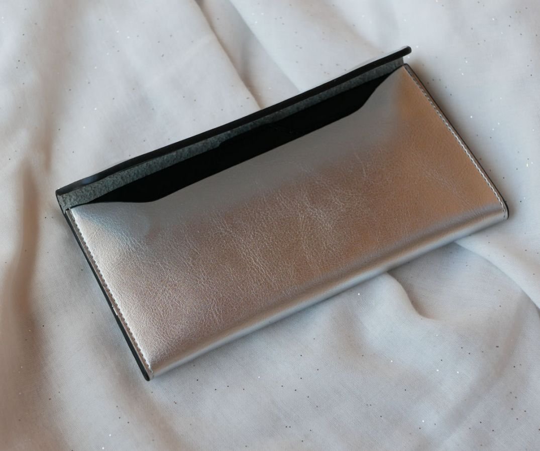 Porte-feuilles en cuir gris argenté style pochette à personnaliser