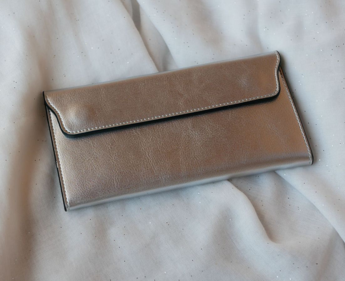 Porte-feuilles en cuir gris argenté style pochette à personnaliser