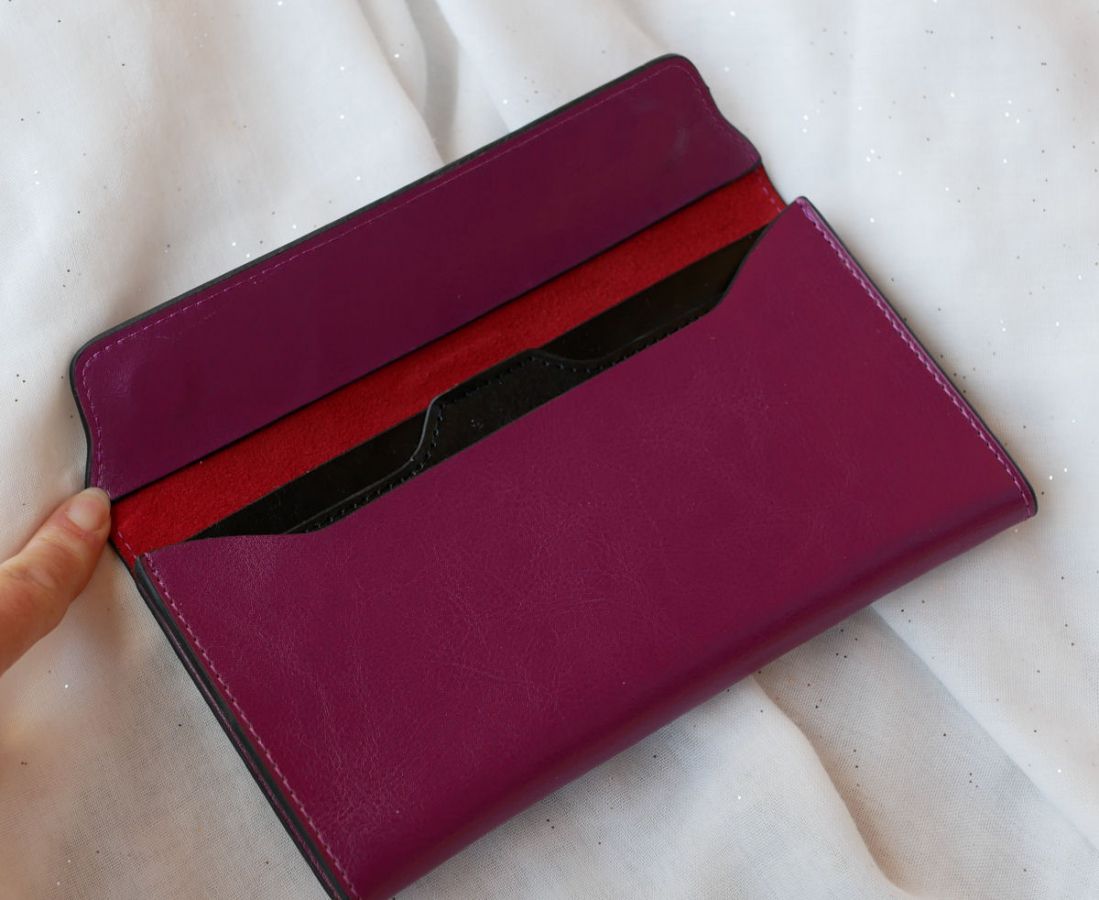 Porte-feuilles en cuir violet style pochette à personnaliser