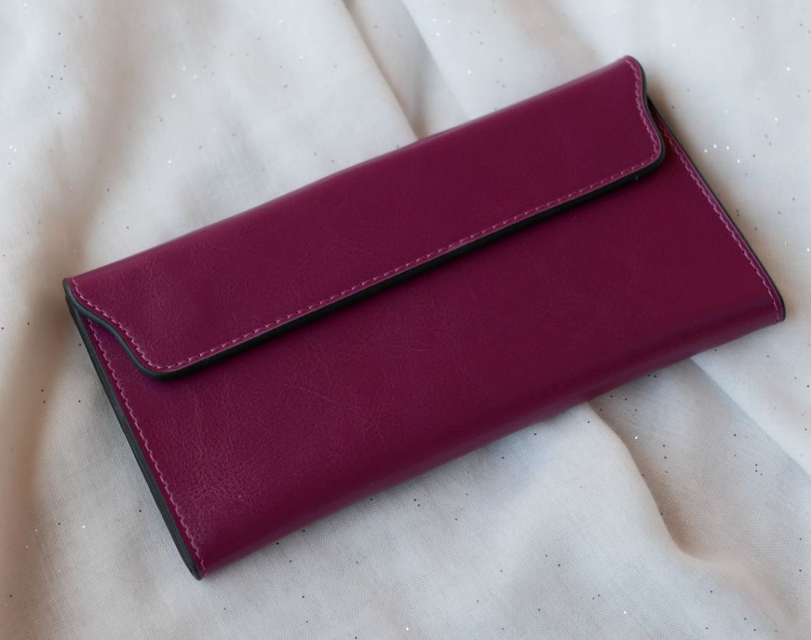 Porte-feuilles en cuir violet style pochette à personnaliser