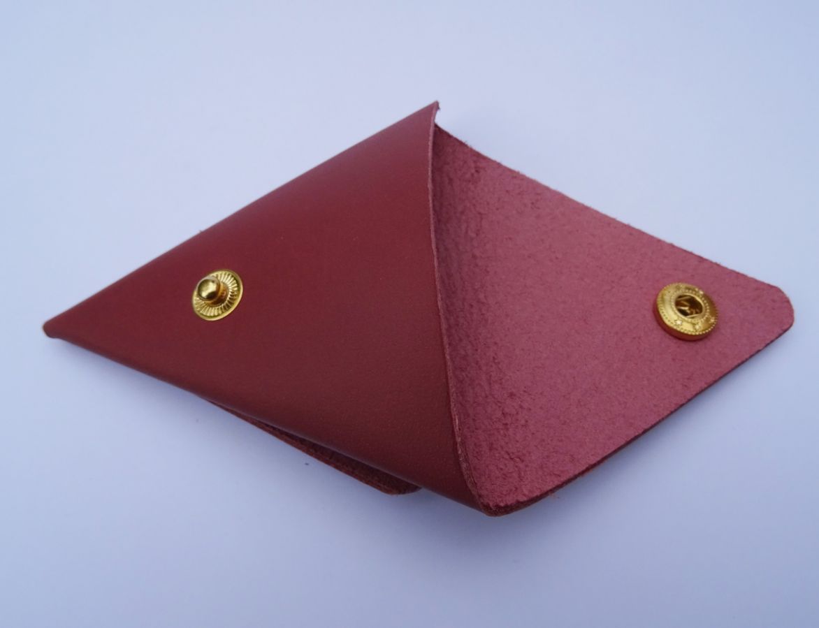 Porte-monnaie triangle en cuir lie-de-vin gravé