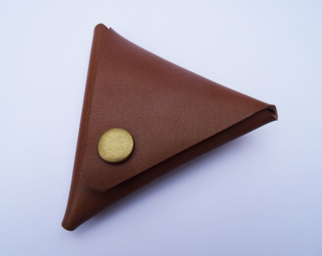 Porte-monnaie triangle en cuir marron gravé