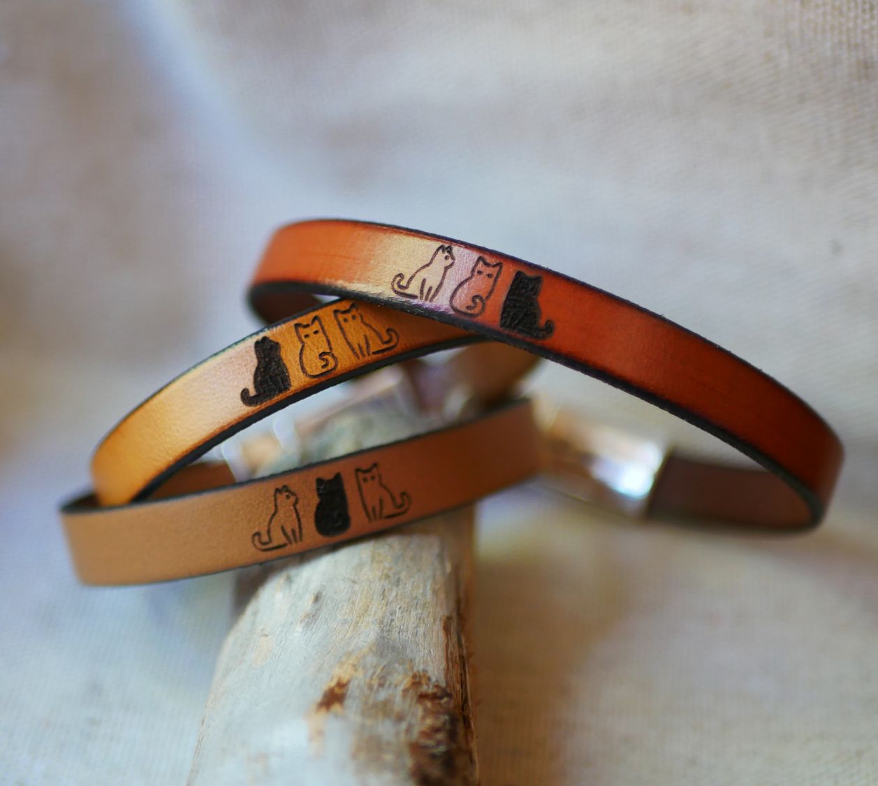 Trio de bracelets en cuir personnalisé par gravure avec dessins au choix