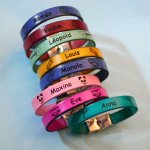 Bracelet enfant en cuir personnalisé gravé prénom encadré de dessins au choix