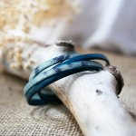 Bracelet double cuir peau de serpent bleu irisé et couleur au choix à personnaliser par gravure