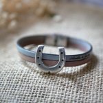 Bracelet duo de cuir et passant fer à cheval personnalisable pour homme ou femme