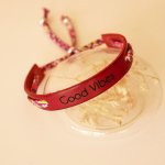 Bracelet Florâme gravé Good vibes au ruban liberty violet sur cuir rouge