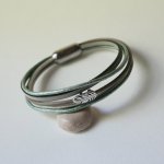 Bracelet multi-cuirs tons beige vert pâle nacré décor petite plume