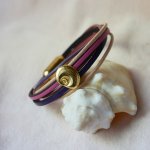 Bracelet multi-liens cuirs tons pêches et mauves décor coquillage doré