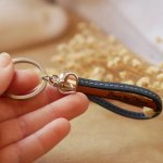 Porte-clefs double cuir à personnaliser par gravure avec pendentif au choix