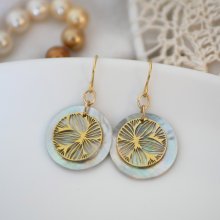 Boucles d'oreilles collection "Les nacrées" disque floral