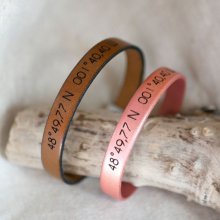 Cadeau gravé pour couple : 2 bracelet cuir personnalisés par la même gravure 