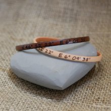 Cadeau bracelets pour couple en cuir personnalisés tous deux de la même gravure 