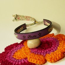 Bracelet Florâme gravé "Brille" au ruban liberty pastel sur cuir violine