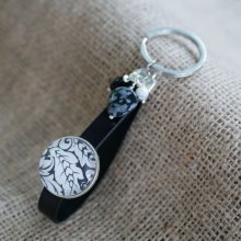 Porte-clés ou bijou de sac en cuir, cabochon Noir et Blanc et perles